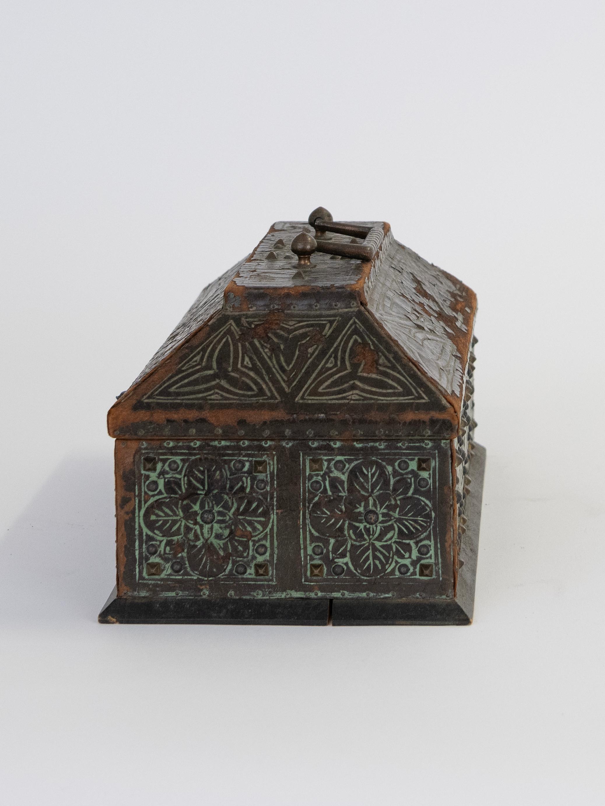 italien Boîte à bijoux ou à souvenirs en bois décoratif du début du 20e siècle, peint à la main et tolélé. en vente