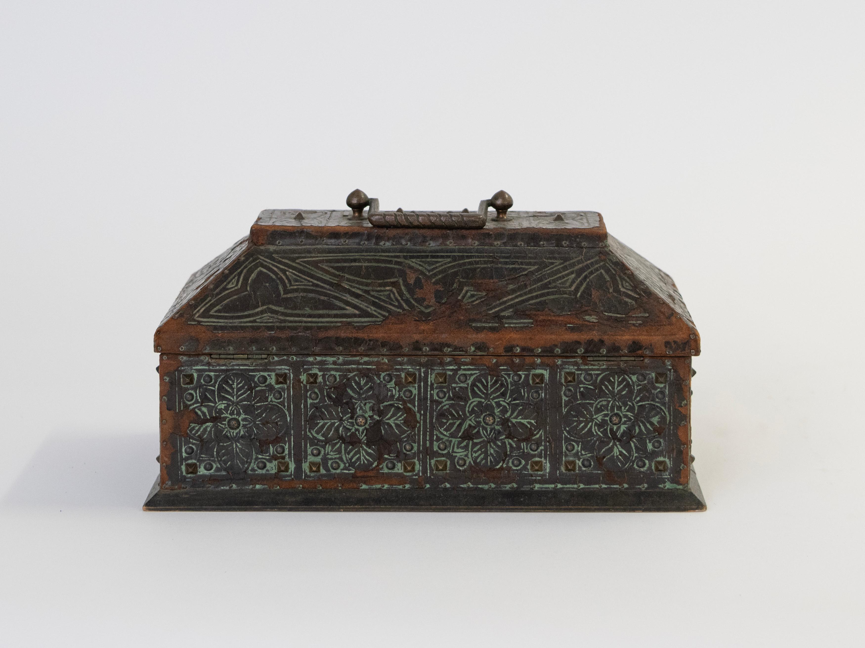 Sculpté à la main Boîte à bijoux ou à souvenirs en bois décoratif du début du 20e siècle, peint à la main et tolélé. en vente