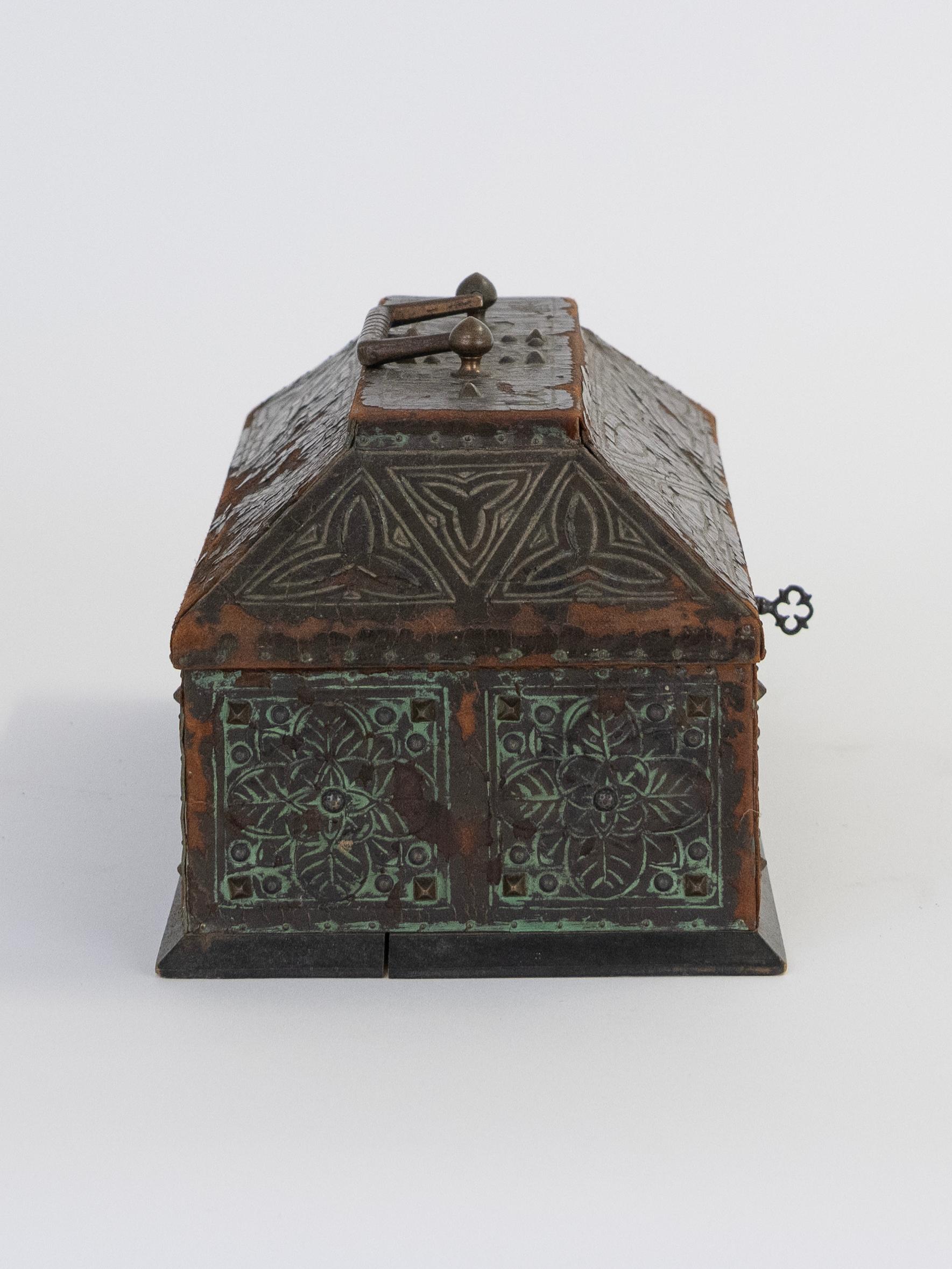 Boîte à bijoux ou à souvenirs en bois décoratif du début du 20e siècle, peint à la main et tolélé. Bon état - En vente à Wainscott, NY