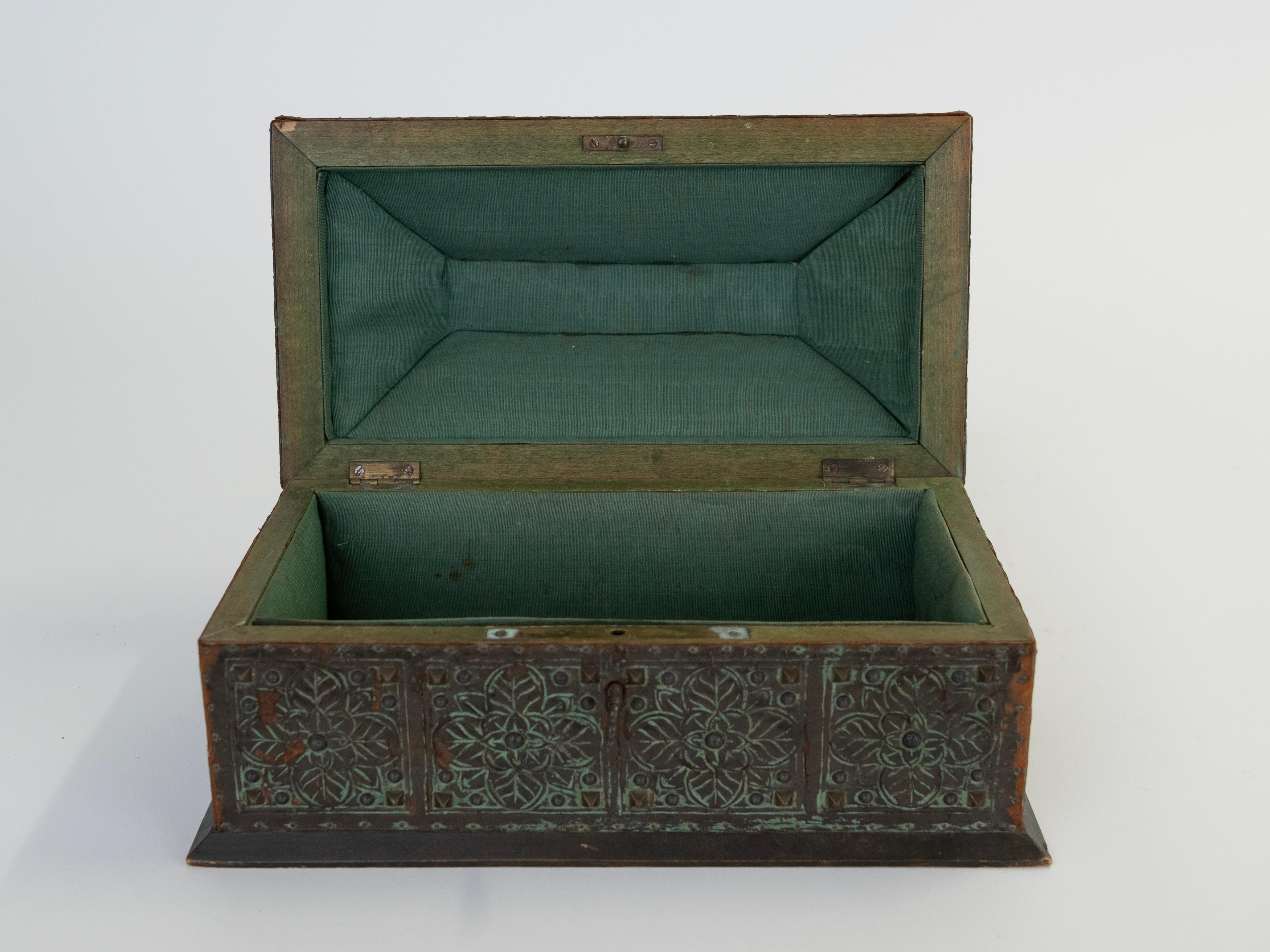 20ième siècle Boîte à bijoux ou à souvenirs en bois décoratif du début du 20e siècle, peint à la main et tolélé. en vente