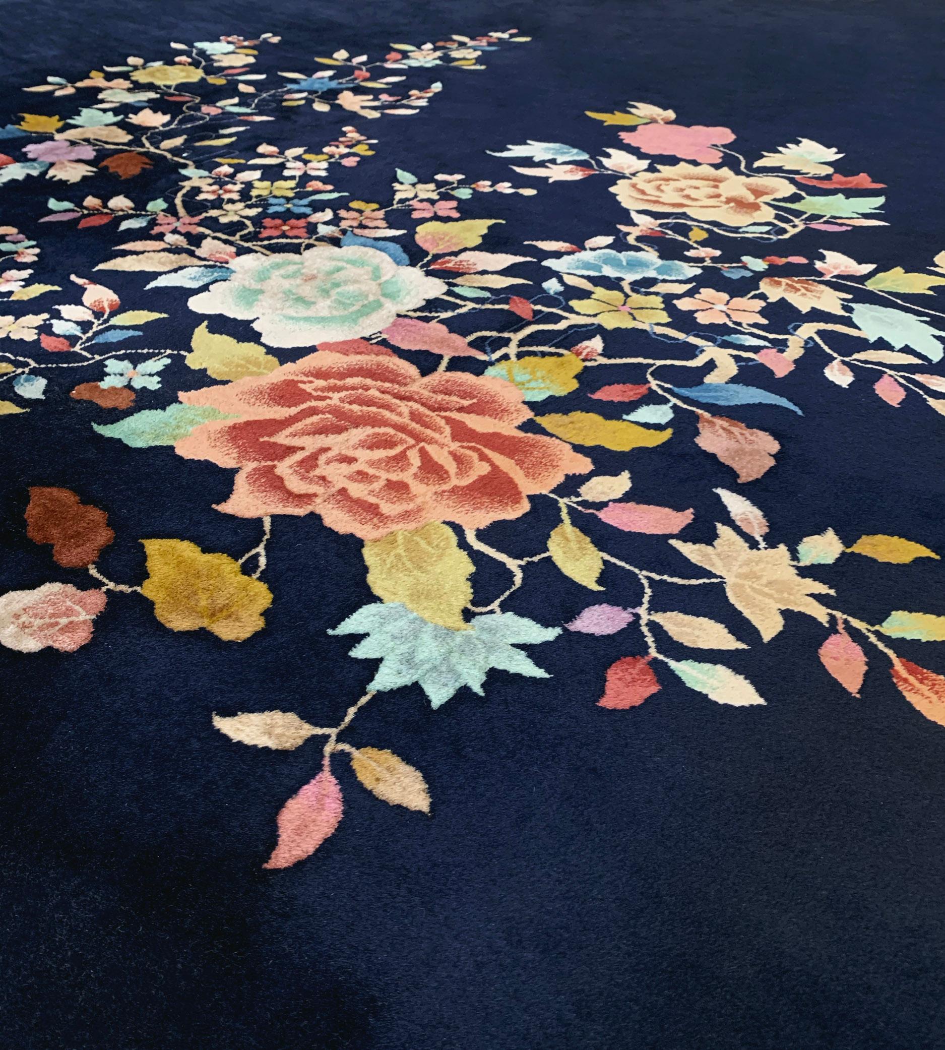 Esta alfombra china tradicional tejida a mano tiene un profundo campo zafiro de dos detalladas hileras de rosas policromadas diagonalmente opuestas que emiten delicadas hojas y flores de colores.

Las alfombras chinas tradicionales de principios del
