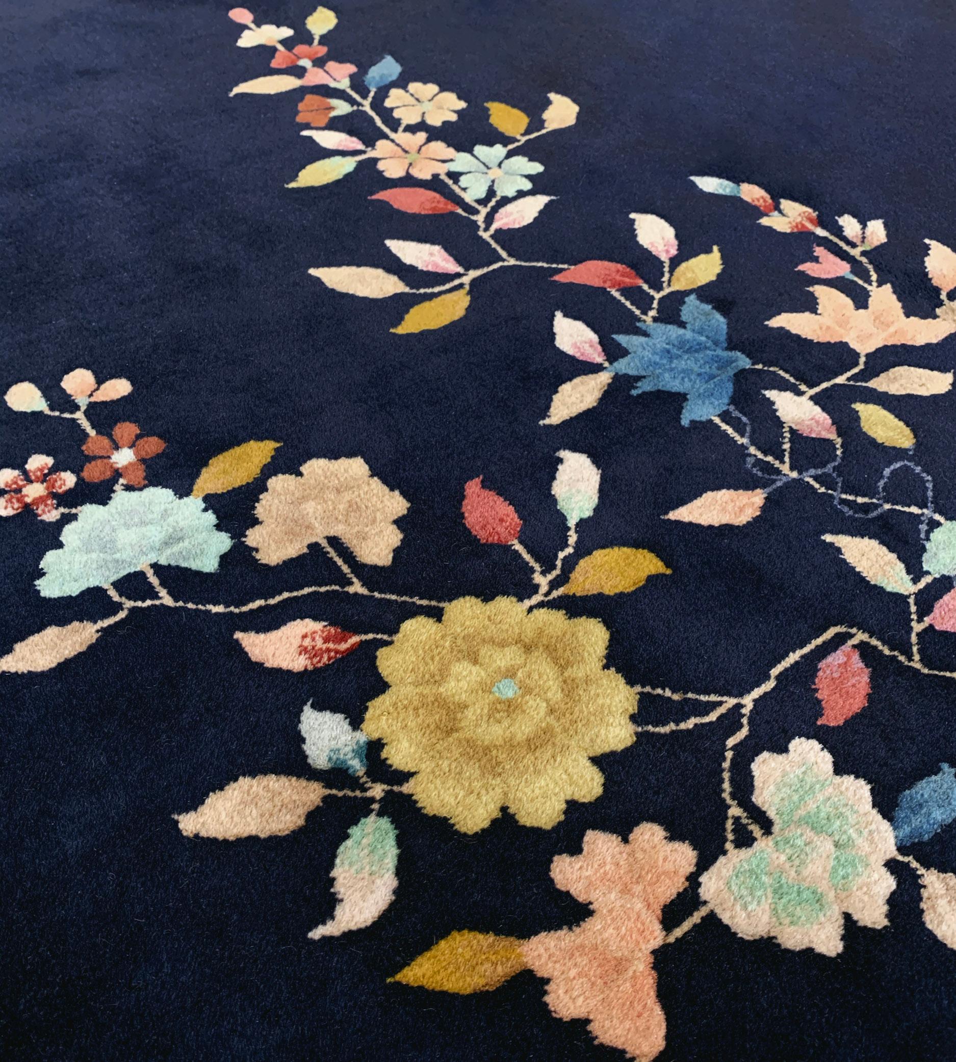 Alfombra china floral tejida a mano a principios del siglo XX Chino en venta