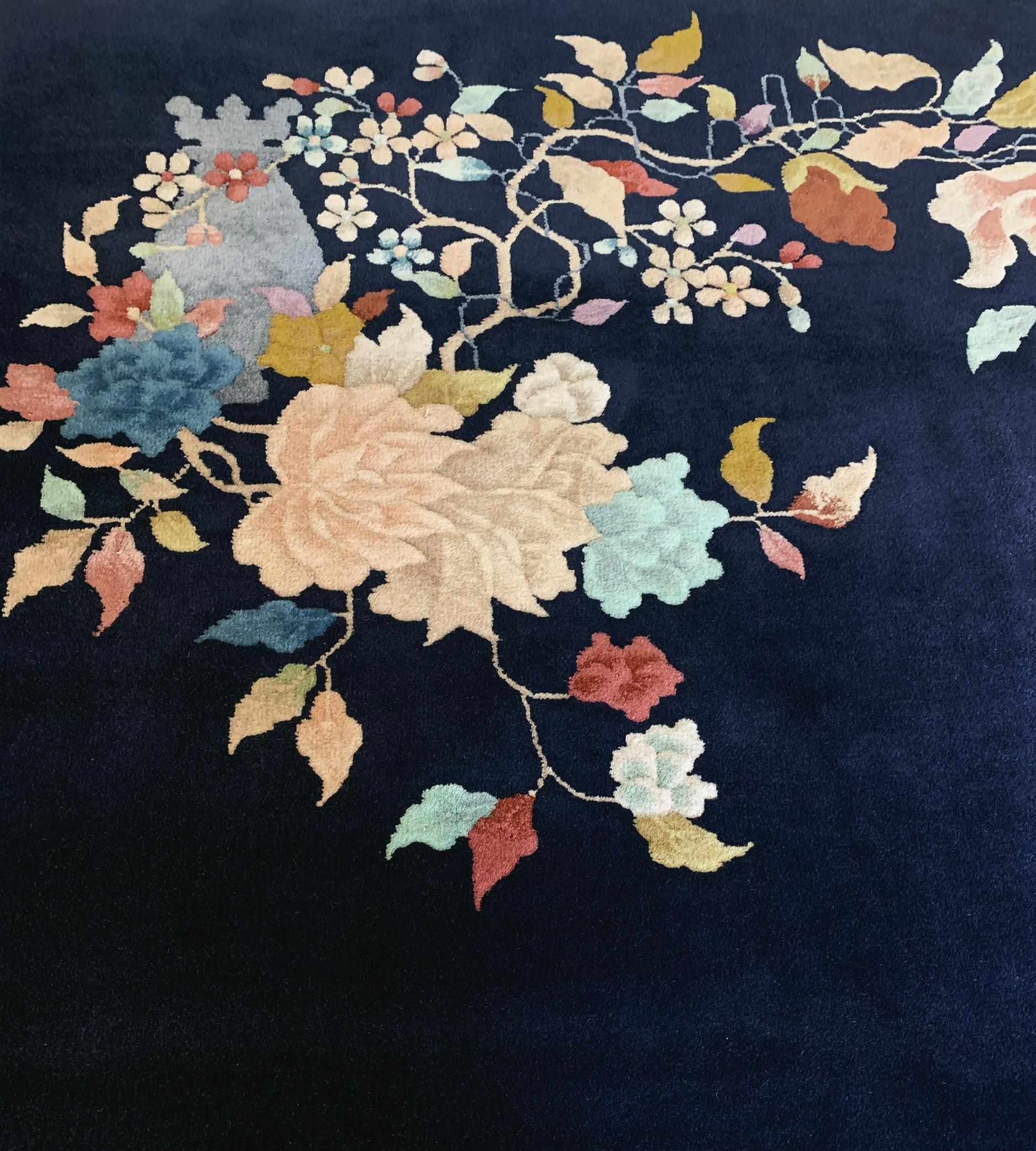 Alfombra china floral tejida a mano a principios del siglo XX Tejido a mano en venta