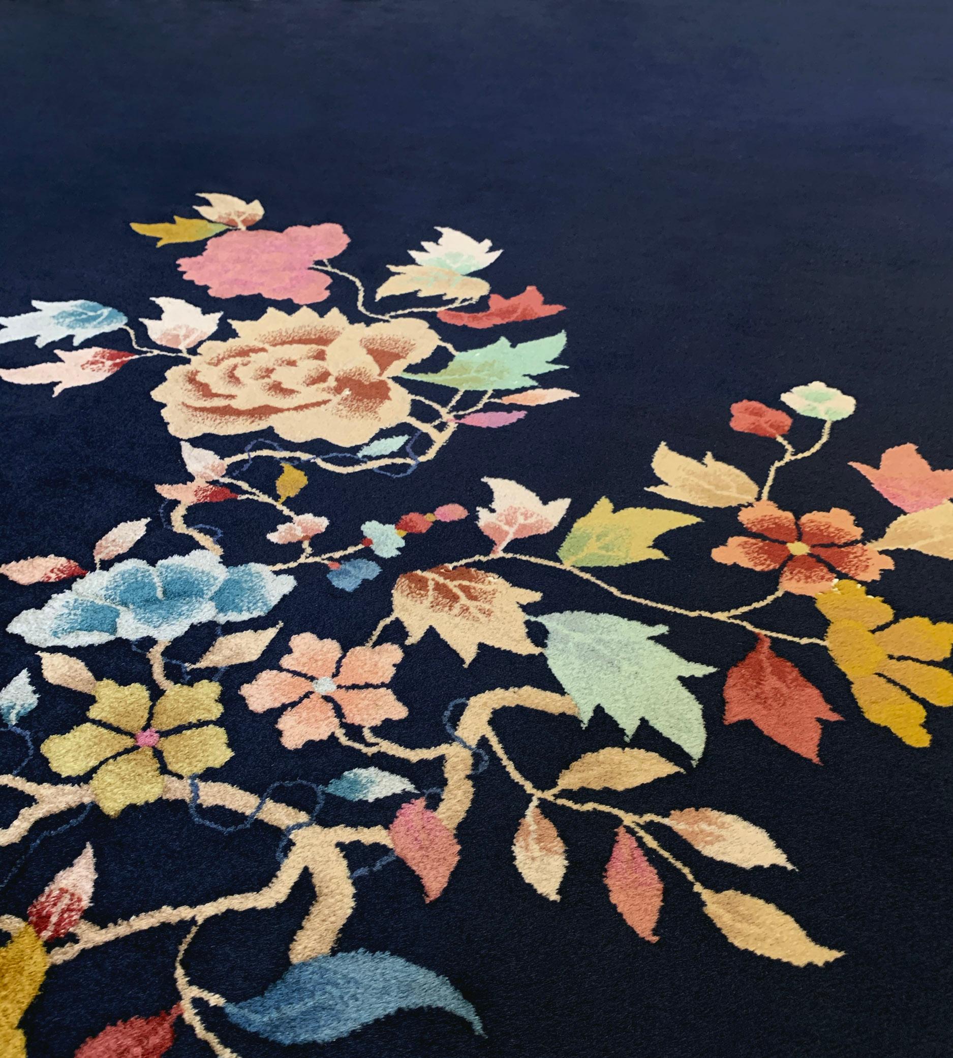 Alfombra china floral tejida a mano a principios del siglo XX en Bueno estado para la venta en West Hollywood, CA