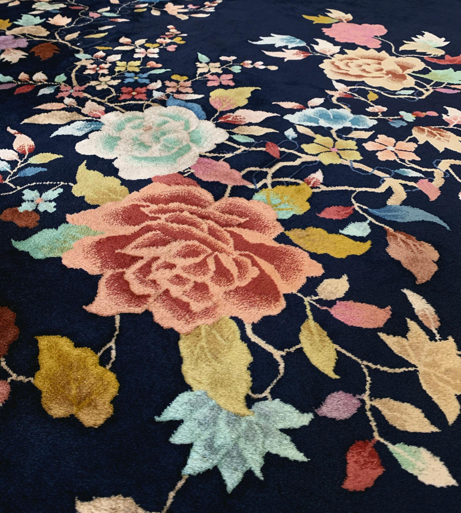 Alfombra china floral tejida a mano a principios del siglo XX Lana en venta