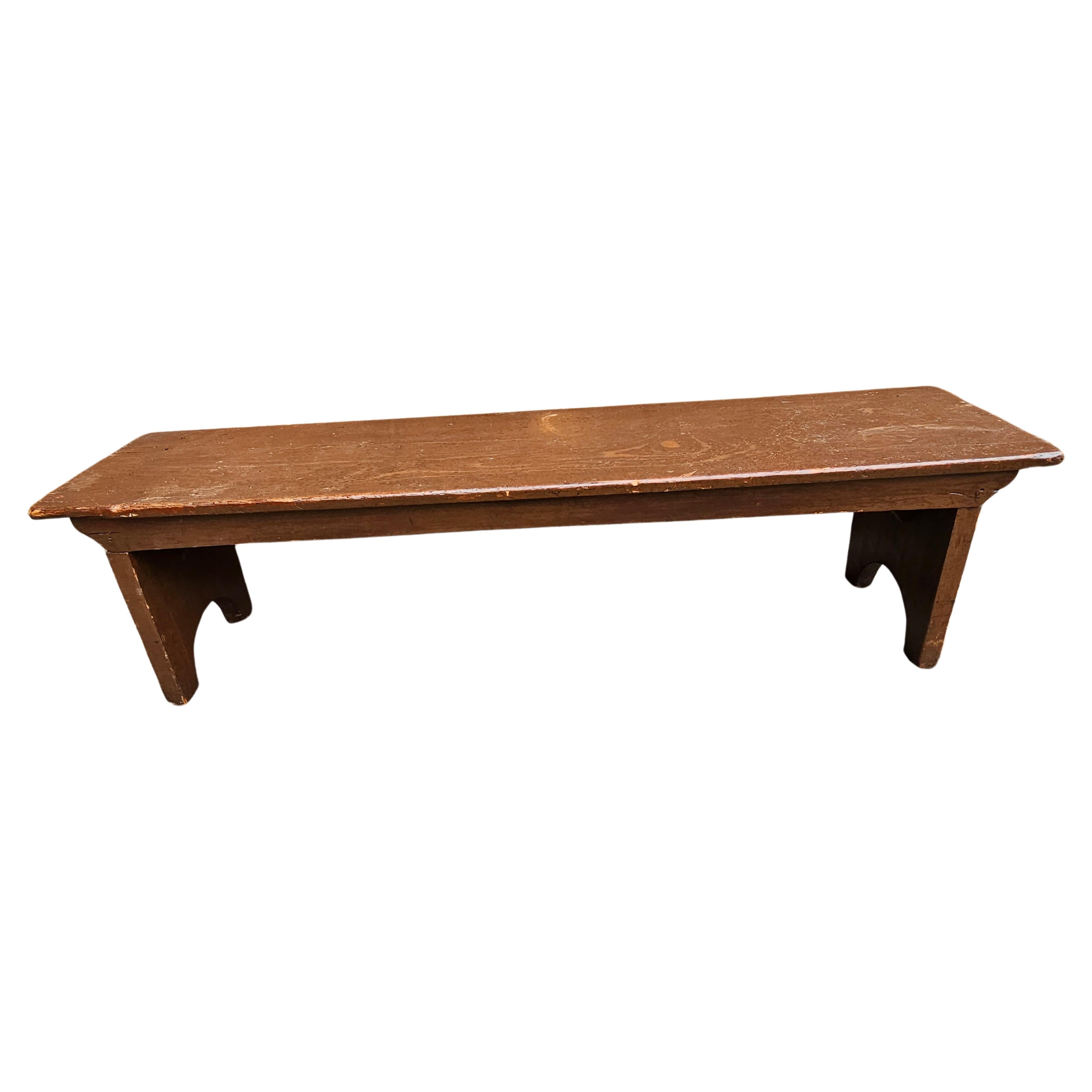 Early 20th Century Handcrafted American Colonial Elm Low Bench For Sale