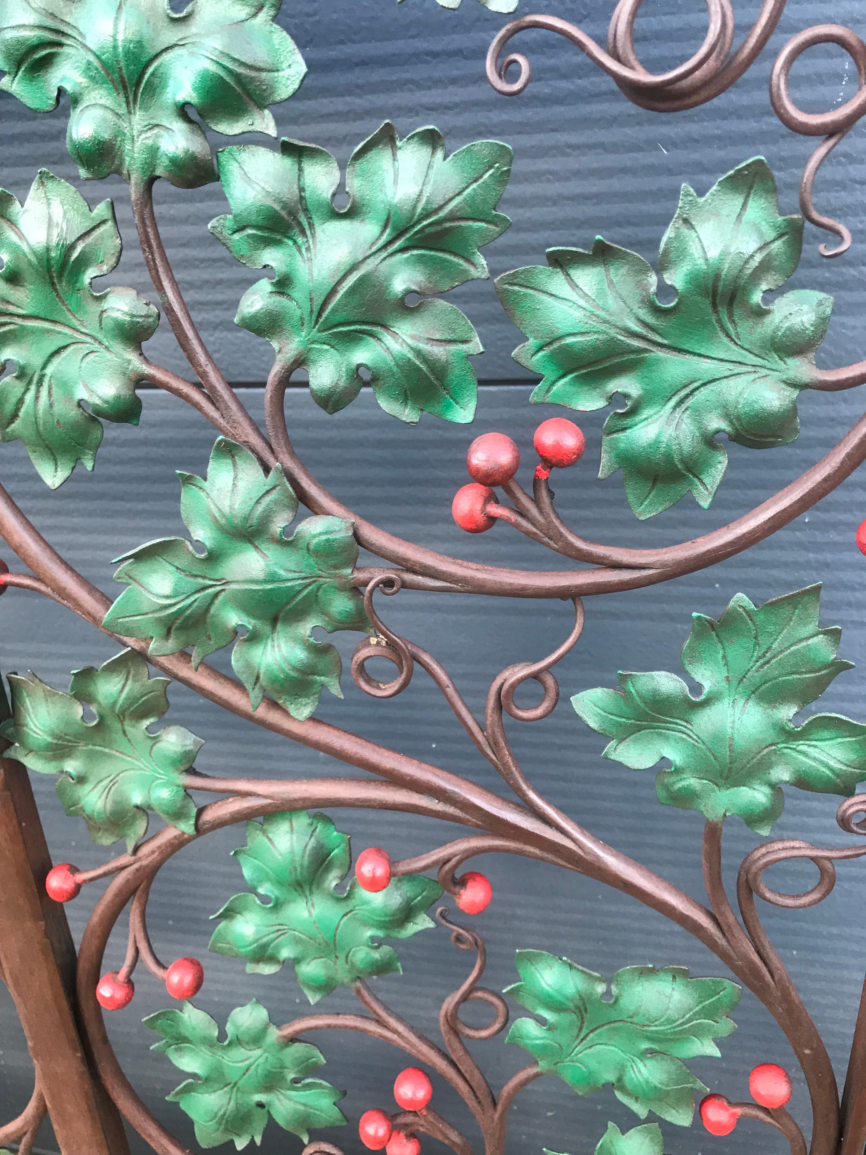Early 20th Century Handcrafted Wrought Iron Firescreen with Branch & Leaf Decor In Good Condition In Lisse, NL