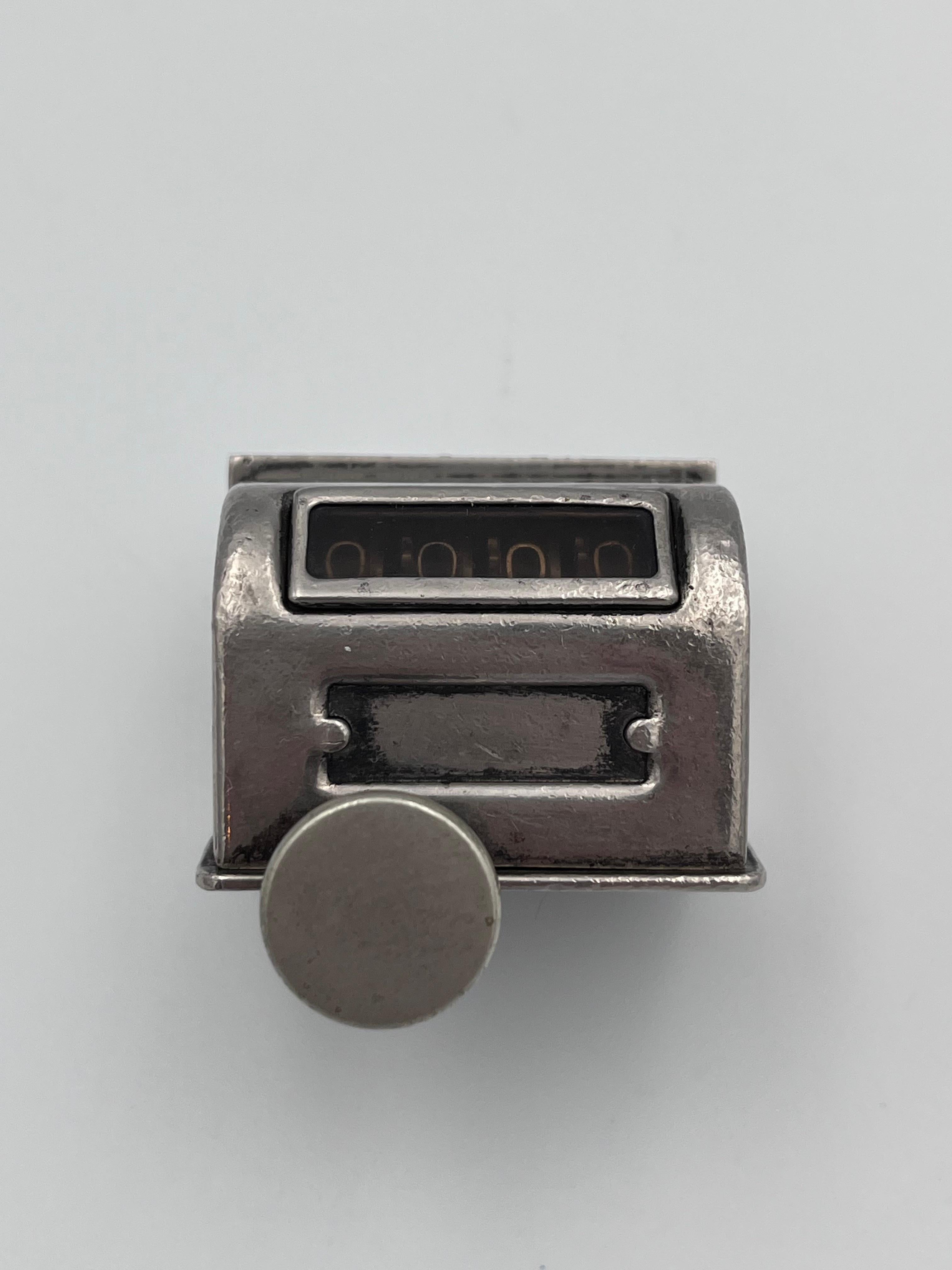 20ième siècle Compteur de chiffres à main du début du 20e siècle avec This is Addictive Clicking Button en vente