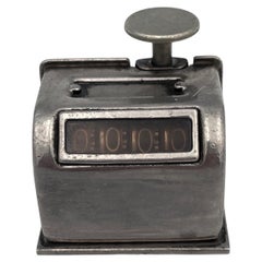 Contador manual de números de principios del siglo XX con un adictivo botón para hacer clic
