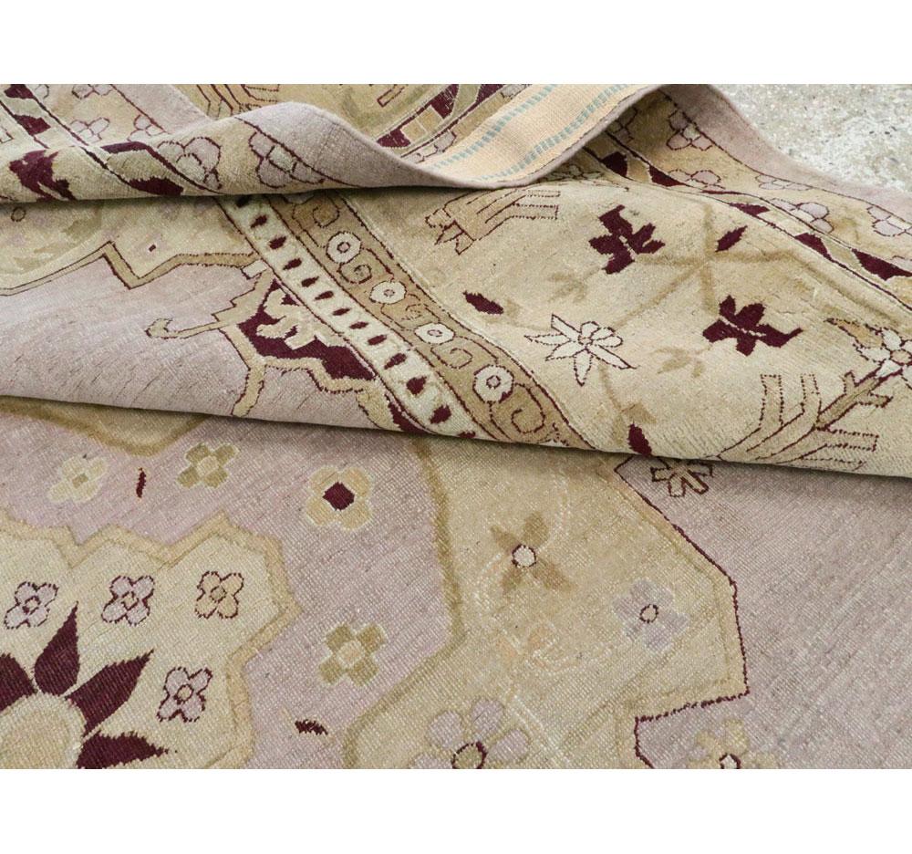 Handgefertigter Agra-Teppich in Zimmergröße aus dem frühen 20. Jahrhundert in blassem Lila und Beige im Angebot 3