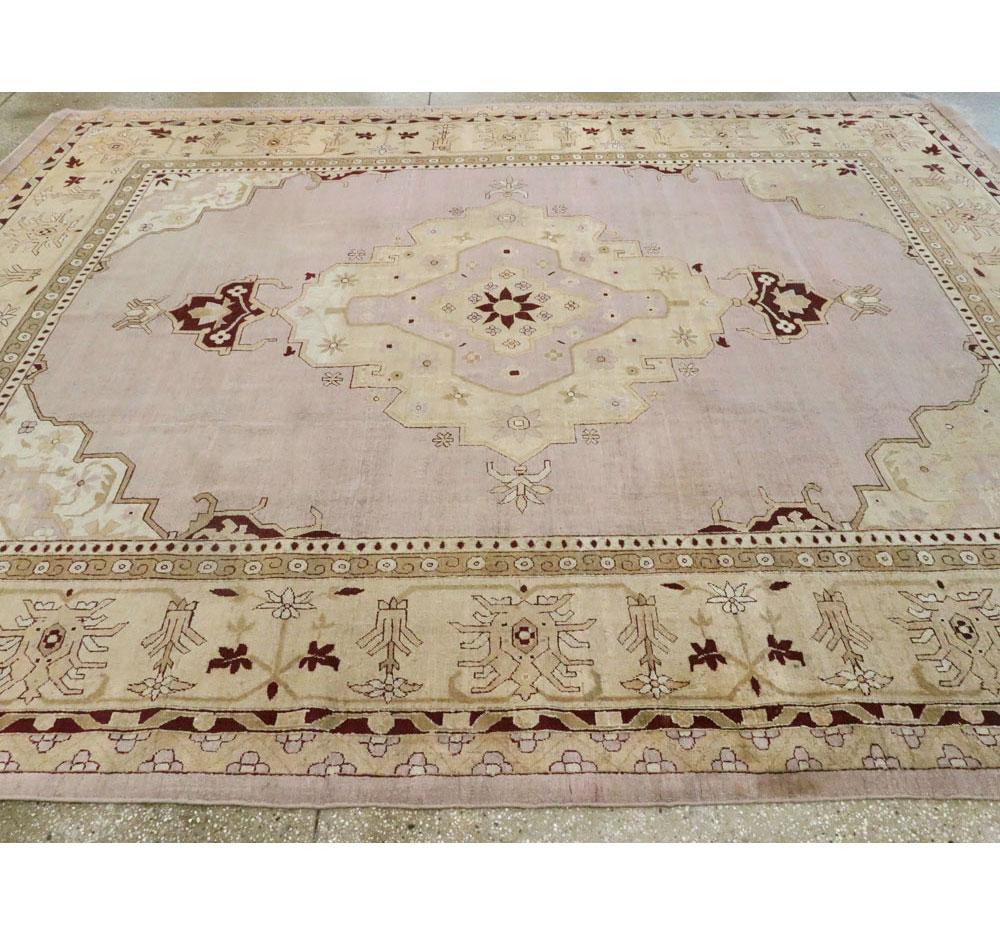 Handgefertigter Agra-Teppich in Zimmergröße aus dem frühen 20. Jahrhundert in blassem Lila und Beige im Angebot 1