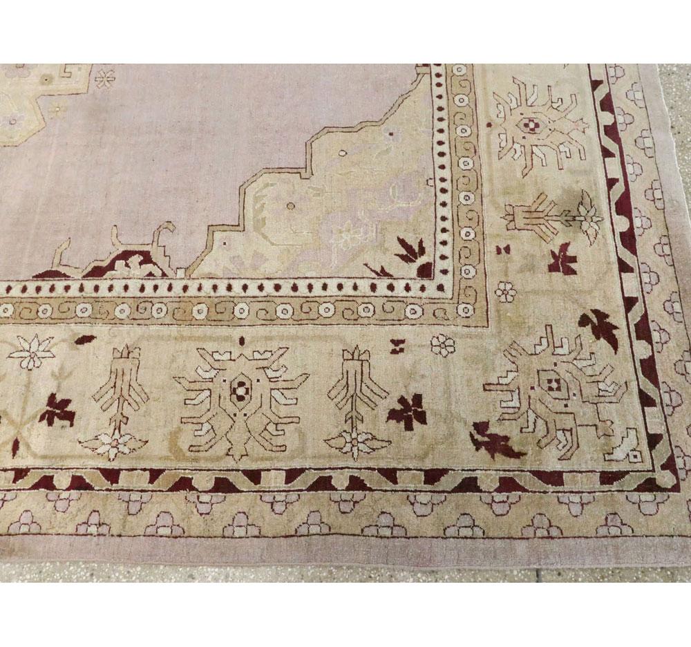 Handgefertigter Agra-Teppich in Zimmergröße aus dem frühen 20. Jahrhundert in blassem Lila und Beige im Angebot 2