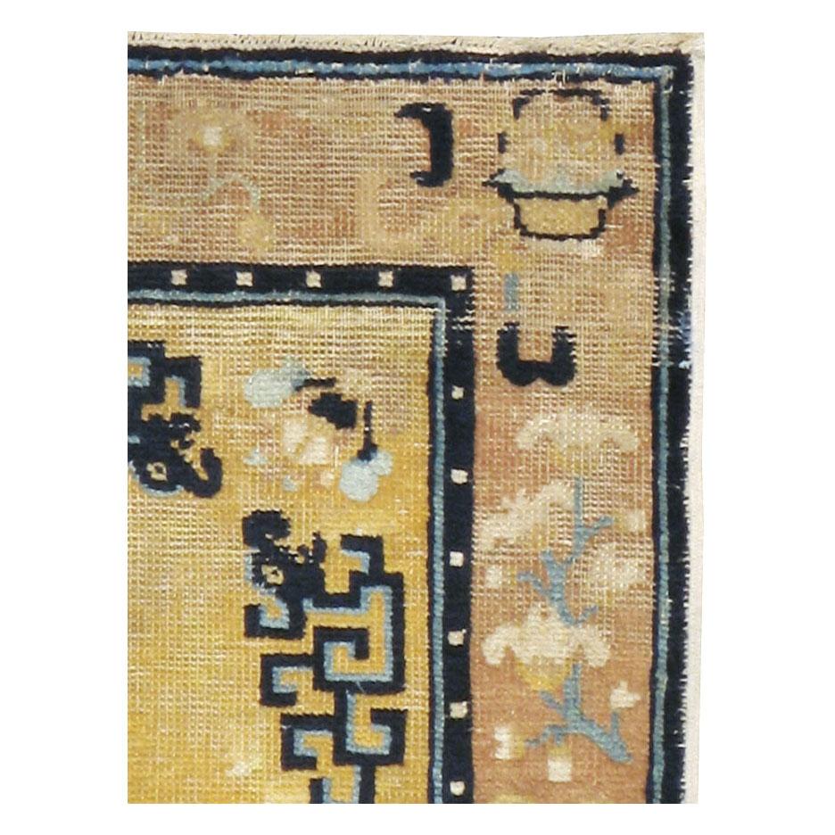 Un tapis carré chinois ancien de Ningxia, fabriqué à la main au début du 20e siècle.

Mesures : 2' 3