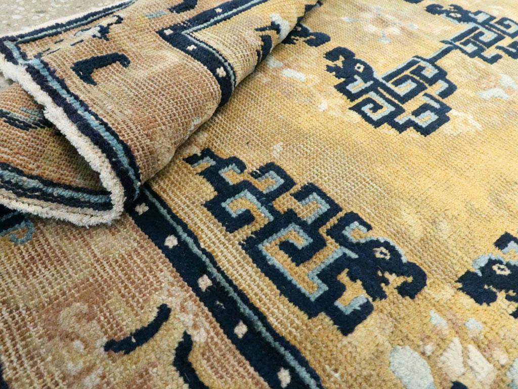 Early 20th Century Handmade Chinese Ningxia Square Throw Rug In Good Condition For Sale In New York, NY