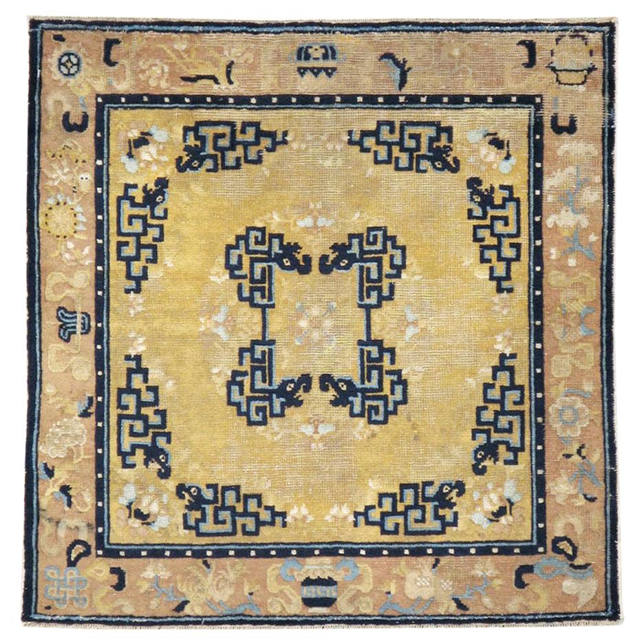 Handgefertigter chinesischer Ningxia Quadratischer Überwurfteppich aus dem frühen 20. Jahrhundert