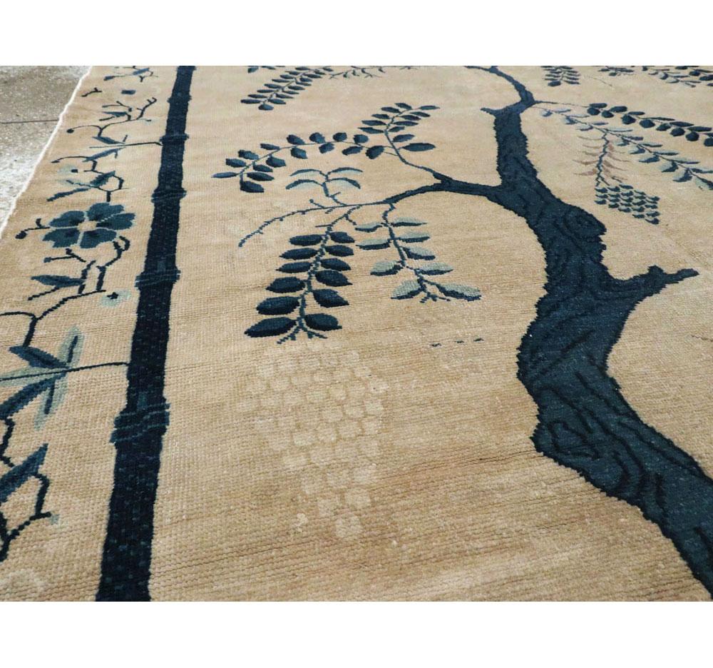 Noué à la main Tapis long de galerie chinois de Pékin du début du 20e siècle, fabriqué à la main, de couleur crème et bleu en vente