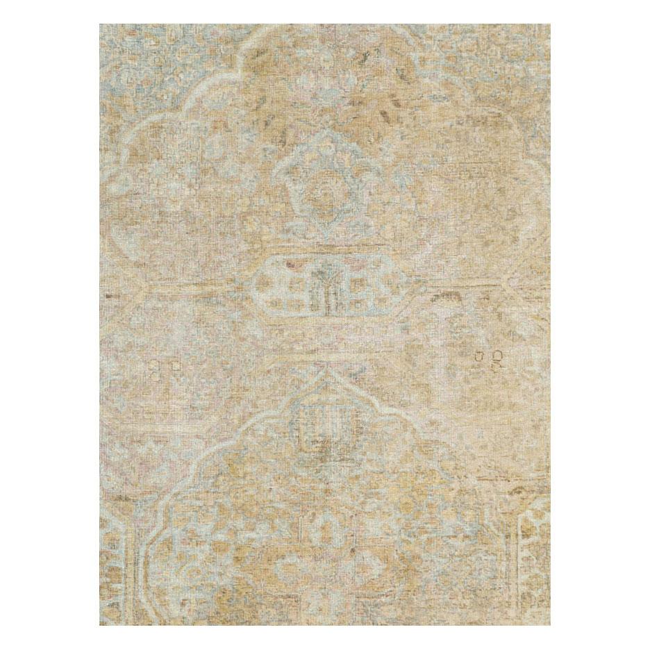 Un antico tappeto d'accento persiano Tabriz, realizzato a mano all'inizio del XX secolo, con un aspetto rovinato, ma in condizioni molto solide e durature.

Misure: 6'10