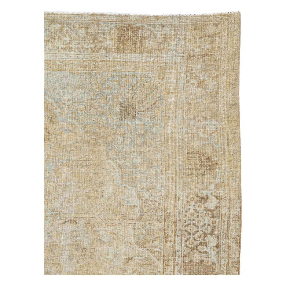 Anfang des 20. Jahrhunderts handgefertigt Distressed Persisch Tabriz Akzent Teppich (Viktorianisch) im Angebot