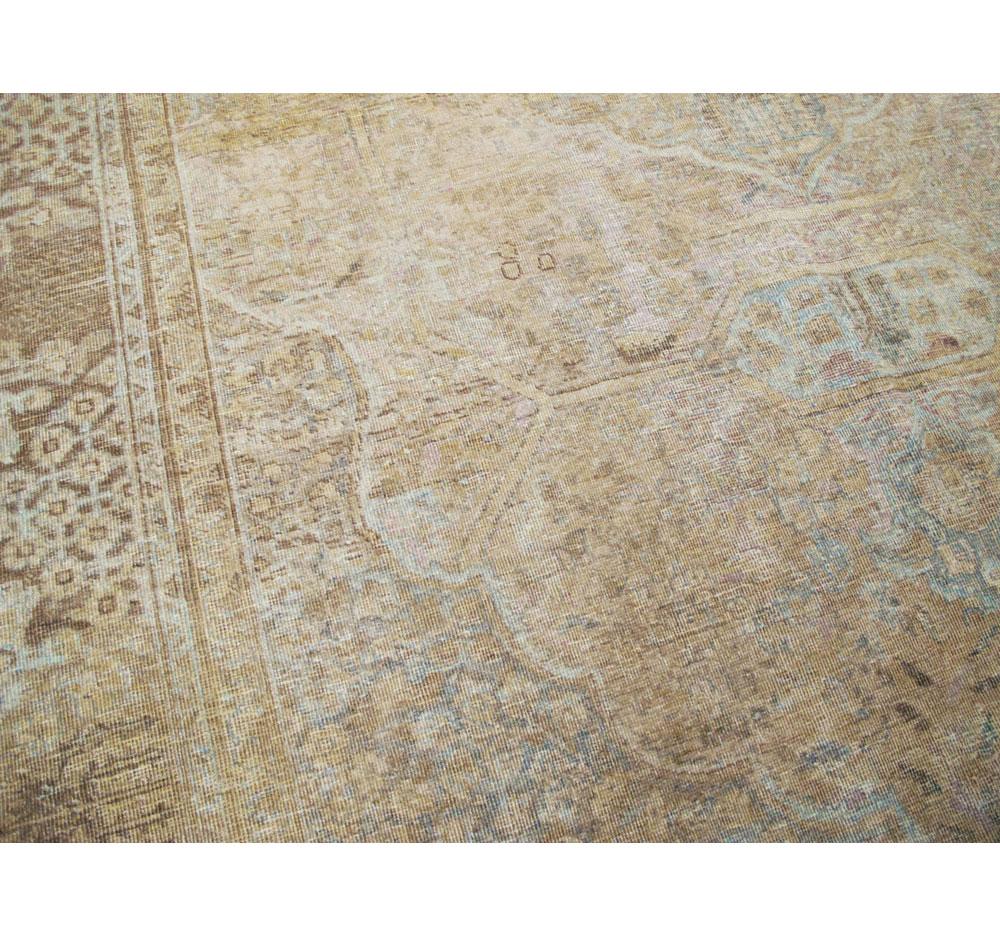Anfang des 20. Jahrhunderts handgefertigt Distressed Persisch Tabriz Akzent Teppich im Zustand „Gut“ im Angebot in New York, NY