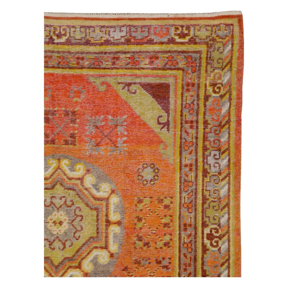 Handgefertigter ostaturkestanischer Khotan-Akzentteppich aus dem frühen 20. Jahrhundert (Rustikal) im Angebot