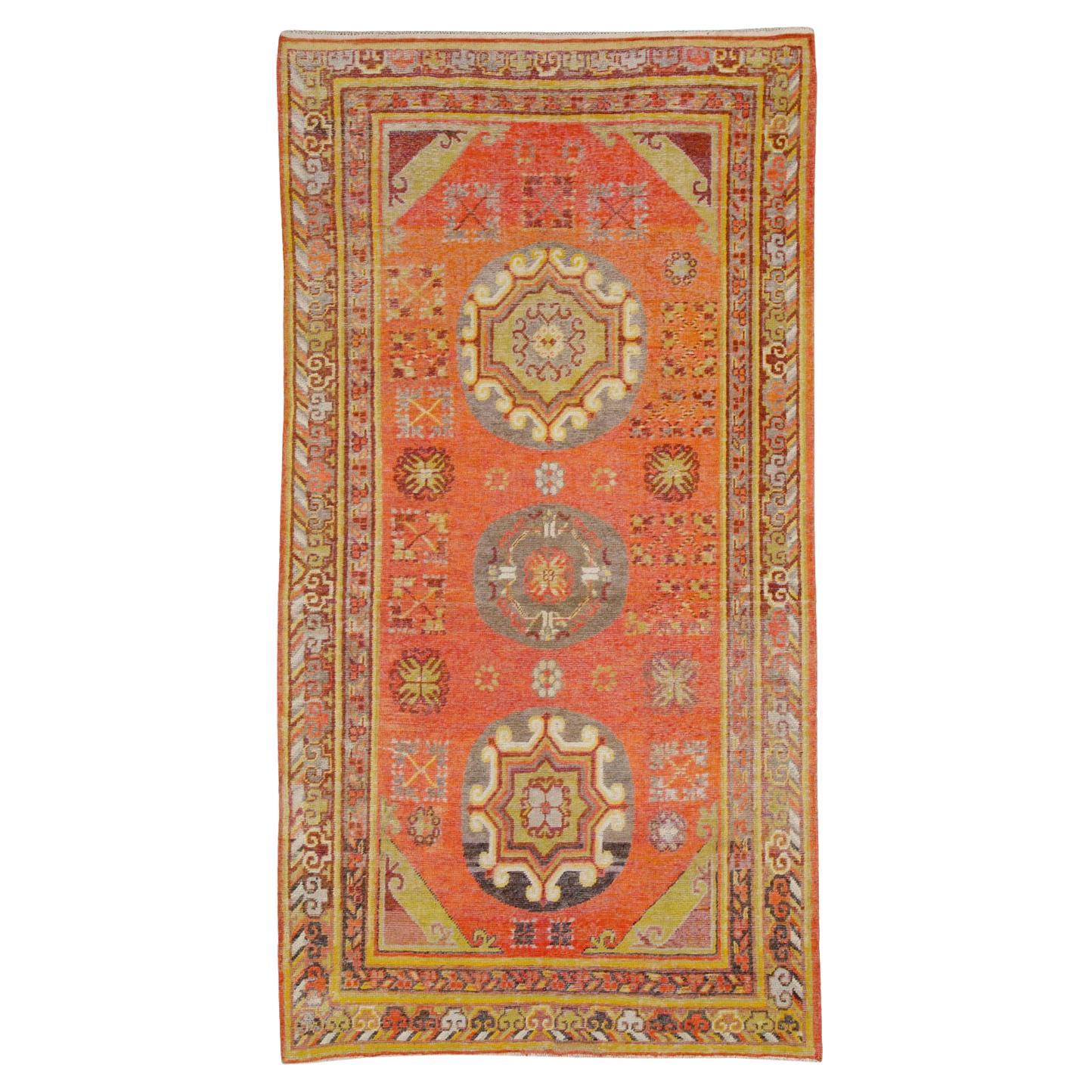 Handgefertigter ostaturkestanischer Khotan-Akzentteppich aus dem frühen 20. Jahrhundert