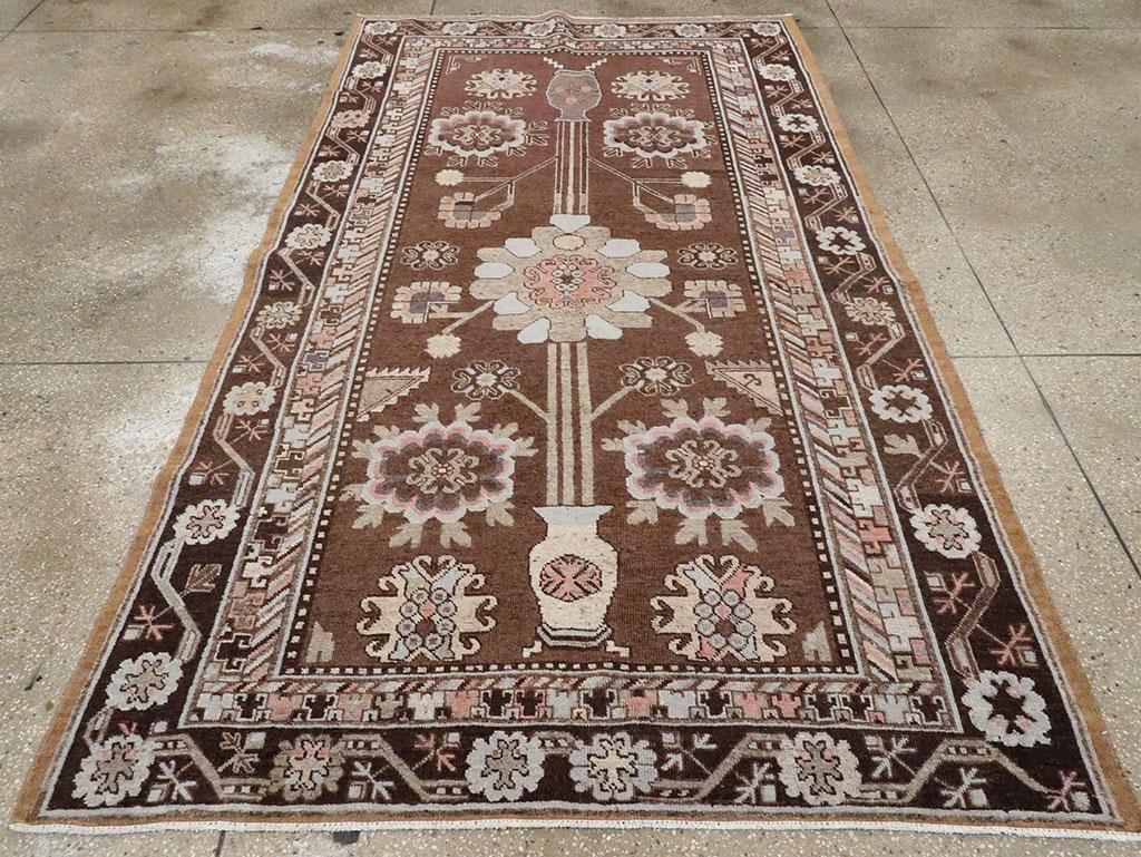Tapis d'appoint Khotan Gallery du début du 20e siècle fait à la main au Turkestan oriental Bon état - En vente à New York, NY