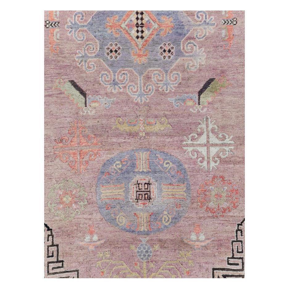 Ein antiker ostturkestanischer Khotan-Galerie-Teppich, der Anfang des 20. Jahrhunderts handgefertigt wurde.

Maße: 6' 7