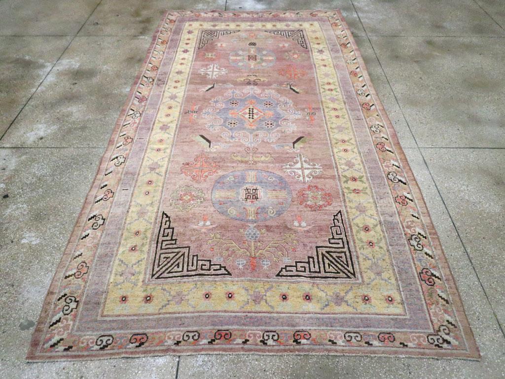 Handgefertigter Ostturkestanischer Khotan-Galerie-Teppich des frühen 20. Jahrhunderts (Wolle) im Angebot