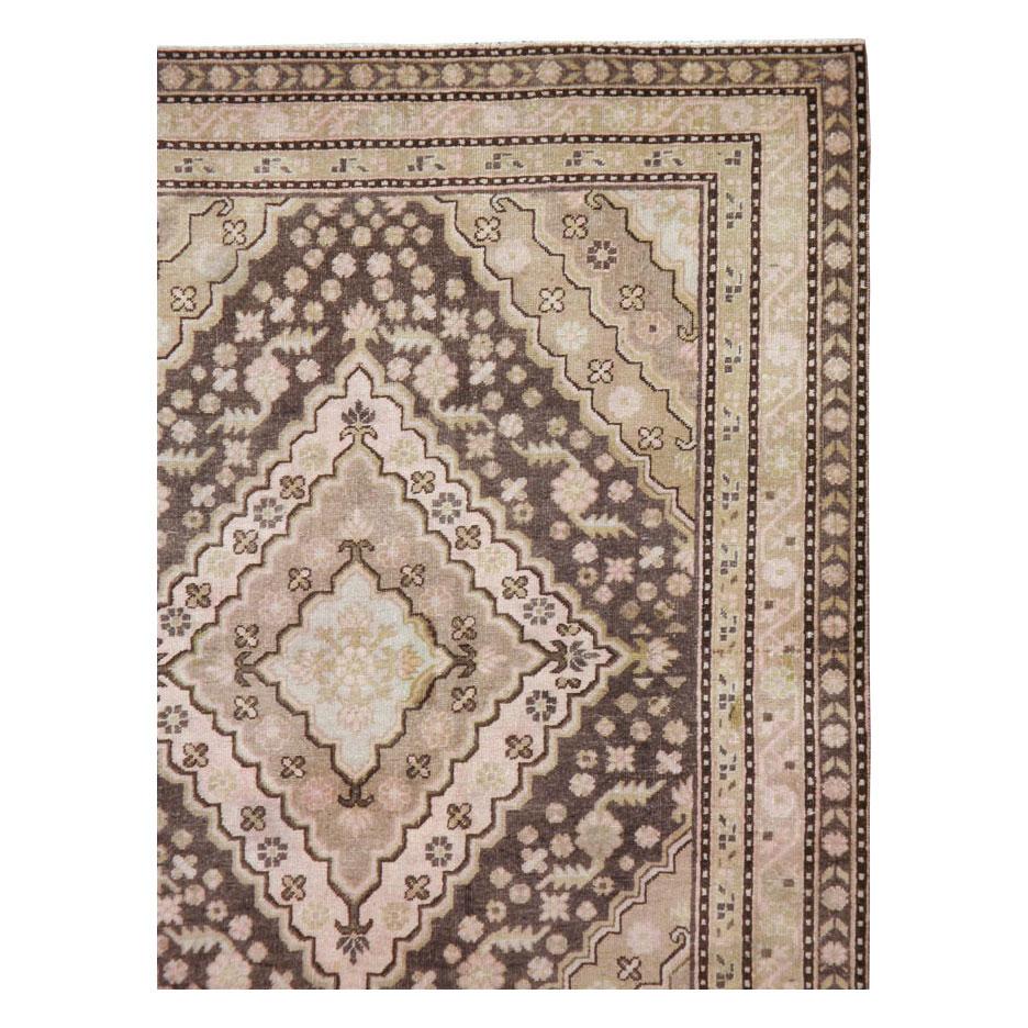 Handgefertigter quadratischer Khotan-Akzentteppich aus Ostturkestan, Anfang des 20. Jahrhunderts (Ostturkestanisch) im Angebot