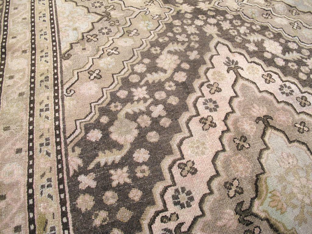Handgefertigter quadratischer Khotan-Akzentteppich aus Ostturkestan, Anfang des 20. Jahrhunderts (Wolle) im Angebot