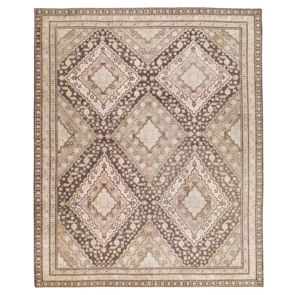 Handgefertigter quadratischer Khotan-Akzentteppich aus Ostturkestan, Anfang des 20. Jahrhunderts im Angebot