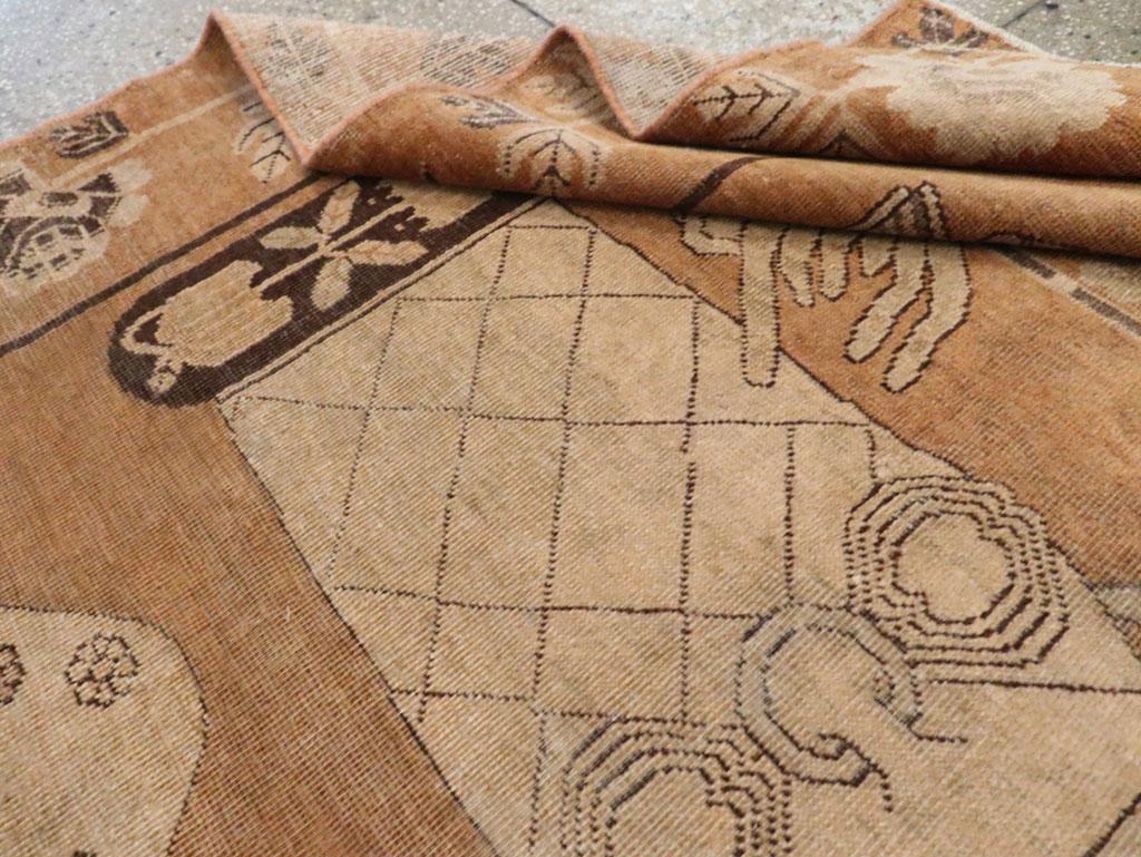 Handgefertigter ostaturkestanischer Bildteppich mit Khotan-Akzent aus dem frühen 20. Jahrhundert 3