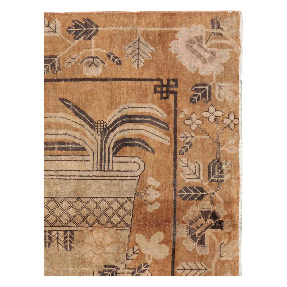 Ein antiker, malerischer Khotan-Teppich aus Ostturkestan, der Anfang des 20. Jahrhunderts handgefertigt wurde.

Maße: 4' 8