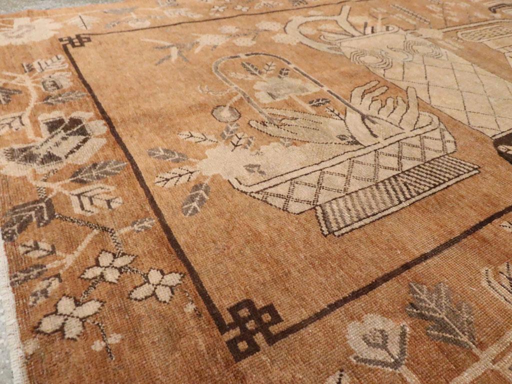 Handgefertigter ostaturkestanischer Bildteppich mit Khotan-Akzent aus dem frühen 20. Jahrhundert (Handgeknüpft)