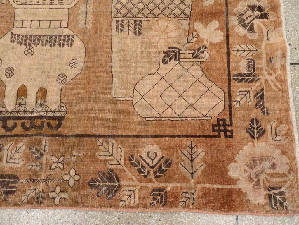 Handgefertigter ostaturkestanischer Bildteppich mit Khotan-Akzent aus dem frühen 20. Jahrhundert (Wolle)