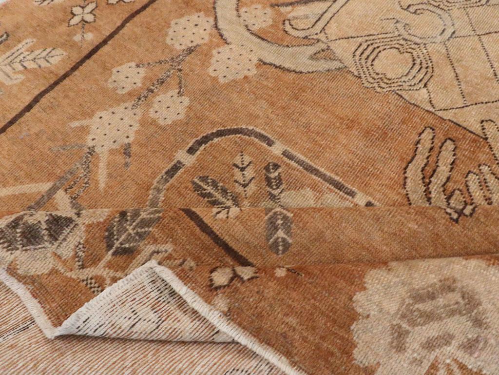 Handgefertigter ostaturkestanischer Bildteppich mit Khotan-Akzent aus dem frühen 20. Jahrhundert 1