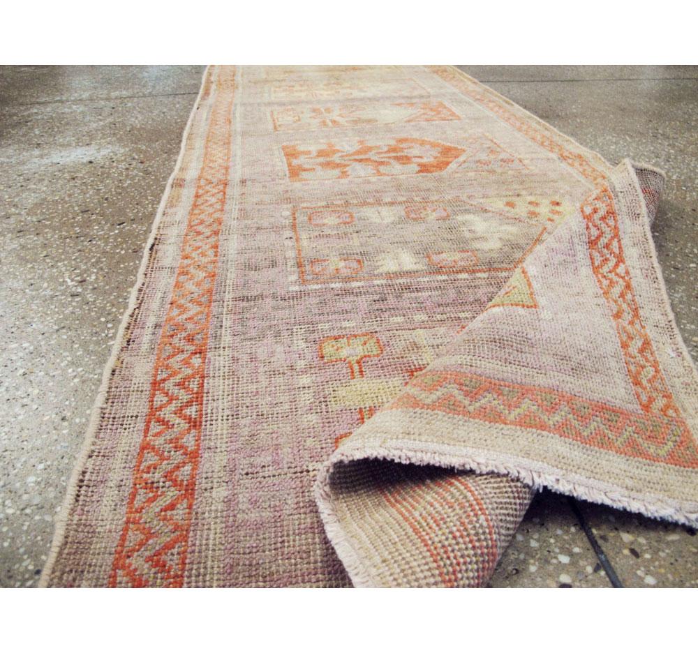 Tapis de couloir Khotan saphir du Turkestan oriental fait à la main du début du 20e siècle en vente 3