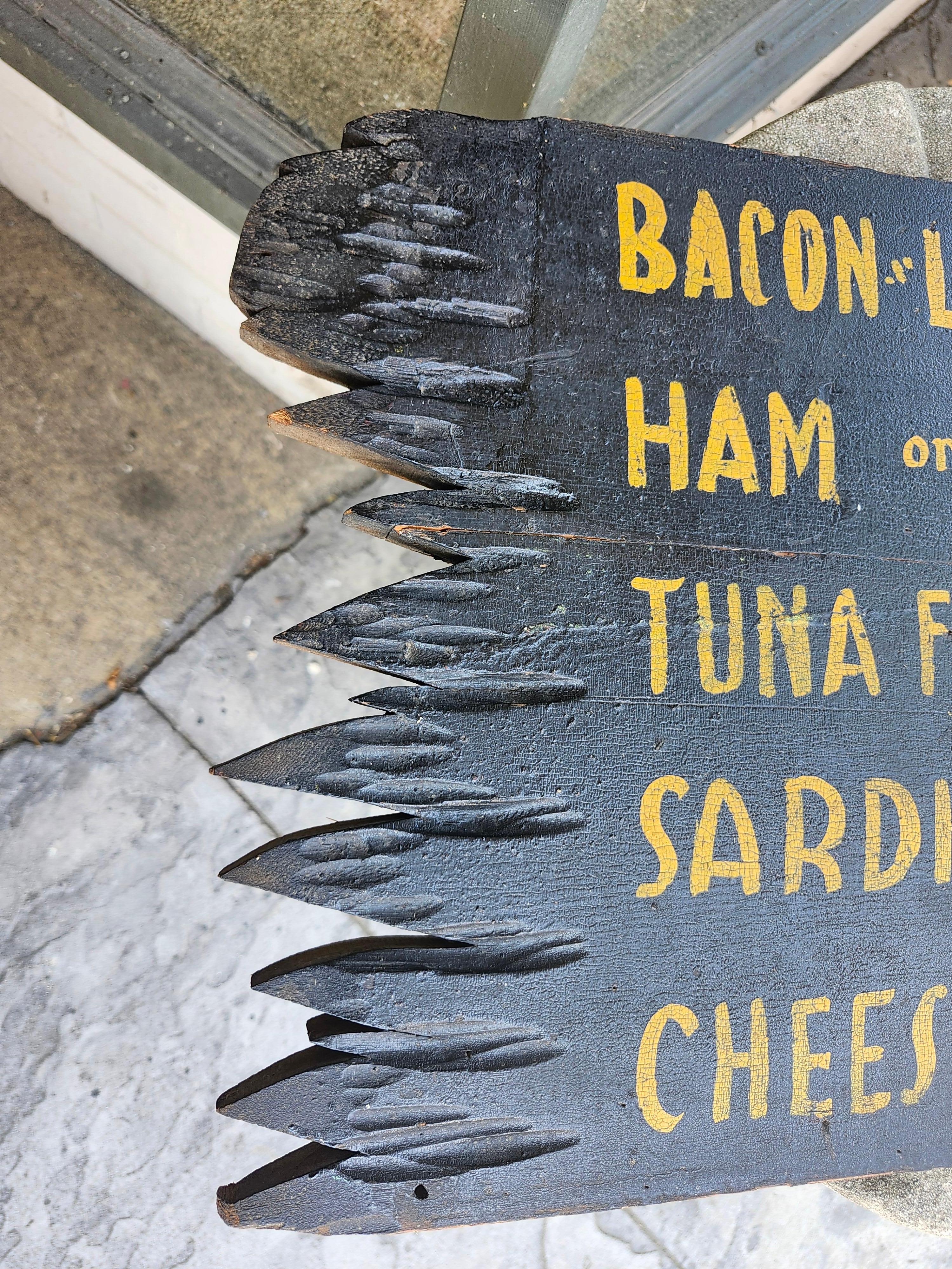 Fantastique tableau de menu sculpté et peint à la main datant des années quarante. Classique dans tous les sens, le style et les couleurs, l'état est très bon avec peu ou pas d'usure. D'un restaurant du nord de l'État de New York. Il s'agit du