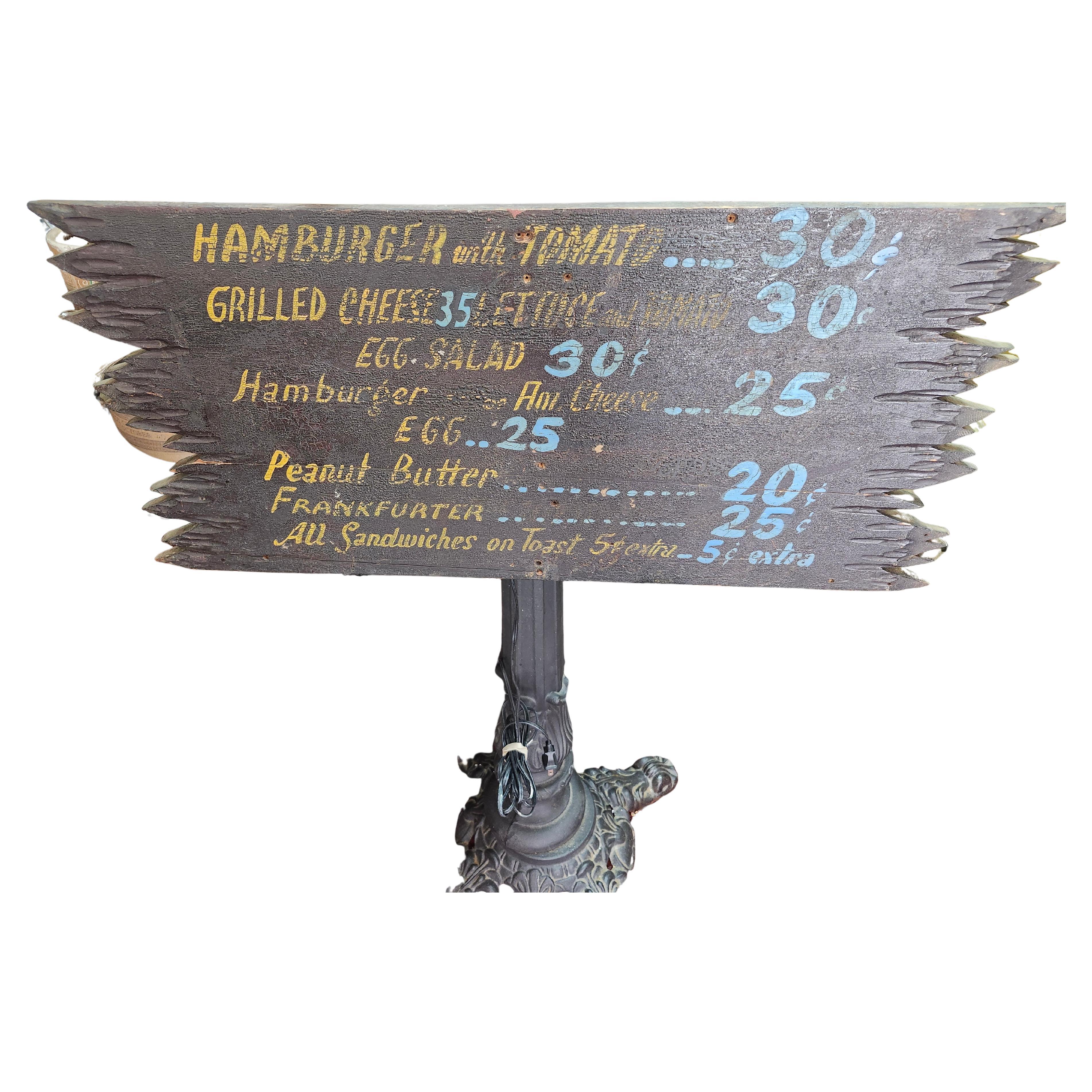 Vintage By School menu board des années 40 et en excellent état vintage avec une usure minime. Des bords dentelés avec des écritures colorées pour un restaurant du nord de l'État de New York.
Il s'agit du numéro 3 sur un total de 4 et ils sont tous