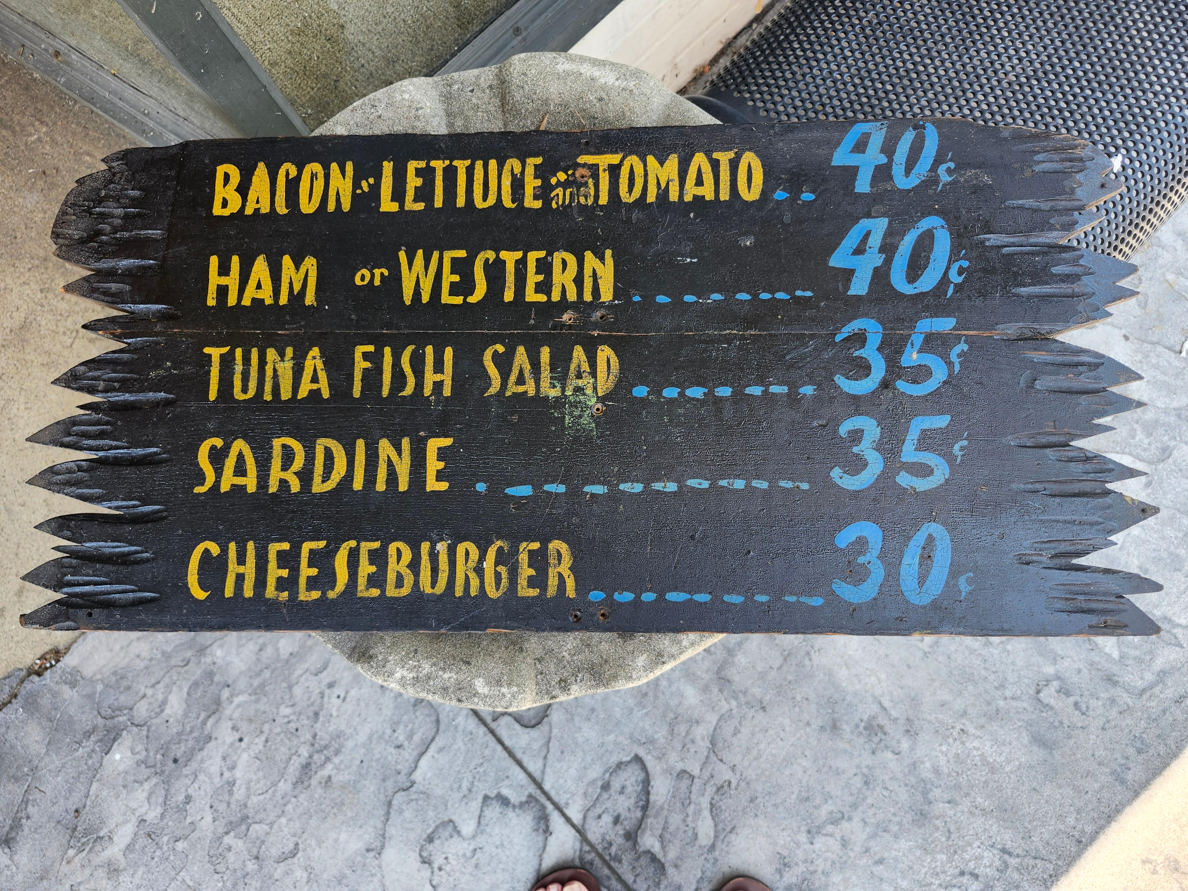 Sculpté à la main Début du 20e siècle Tableau de menu folklorique sculpté à la main Adirondack en vente
