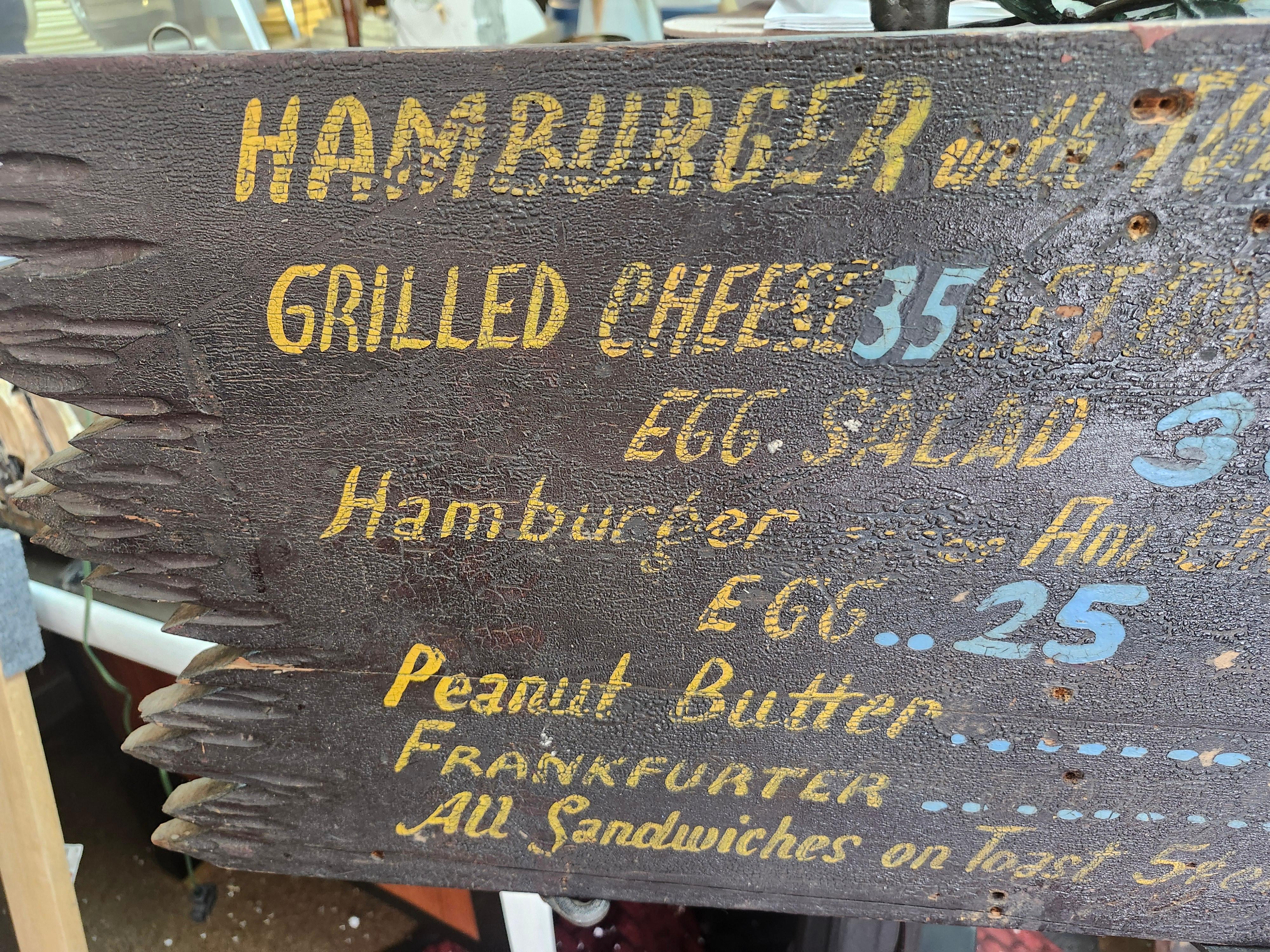 Milieu du XXe siècle Début du 20e siècle Tableau de menu folklorique sculpté à la main Adirondack en vente
