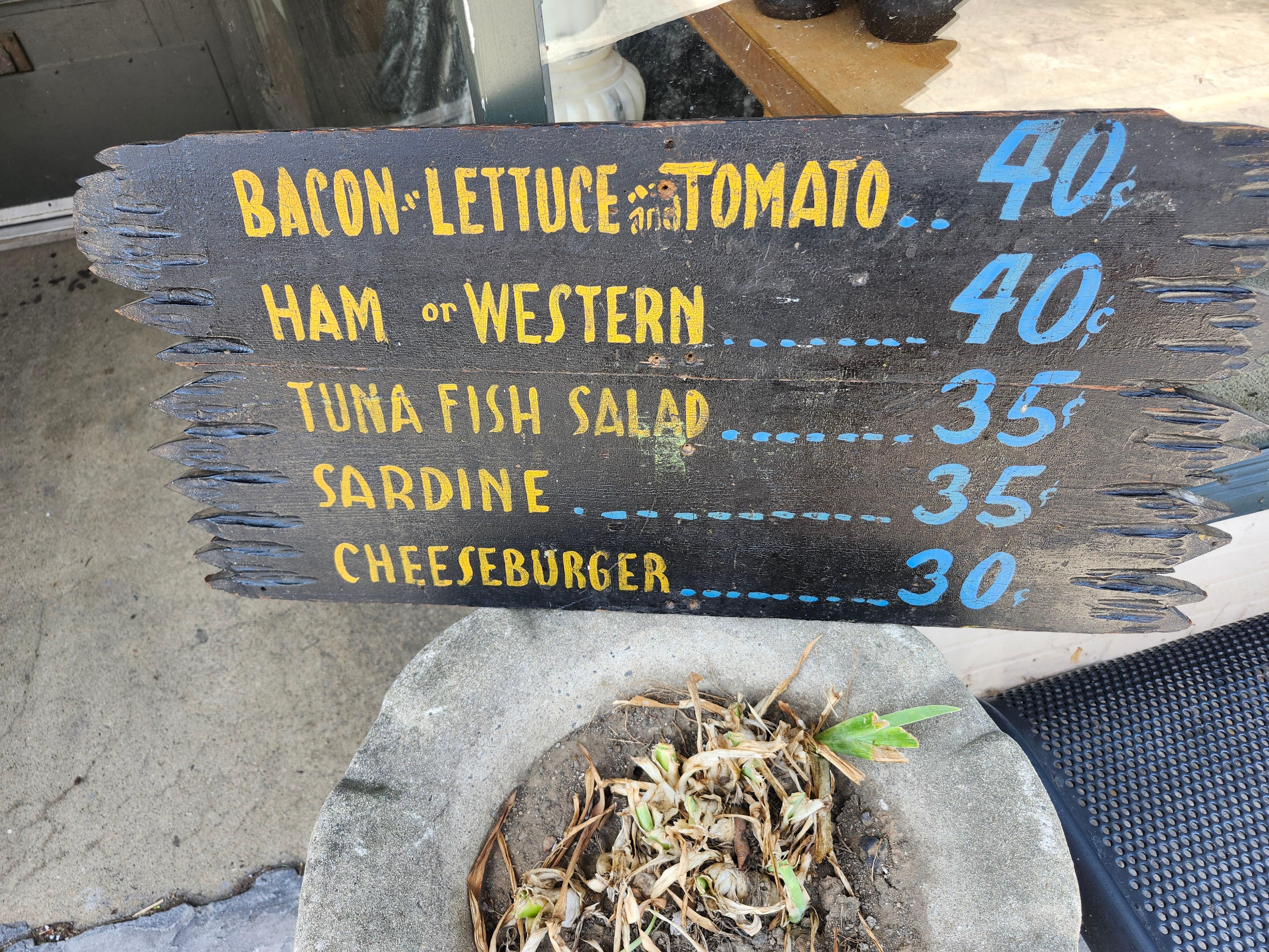 Bois de feuillus Début du 20e siècle Tableau de menu folklorique sculpté à la main Adirondack en vente