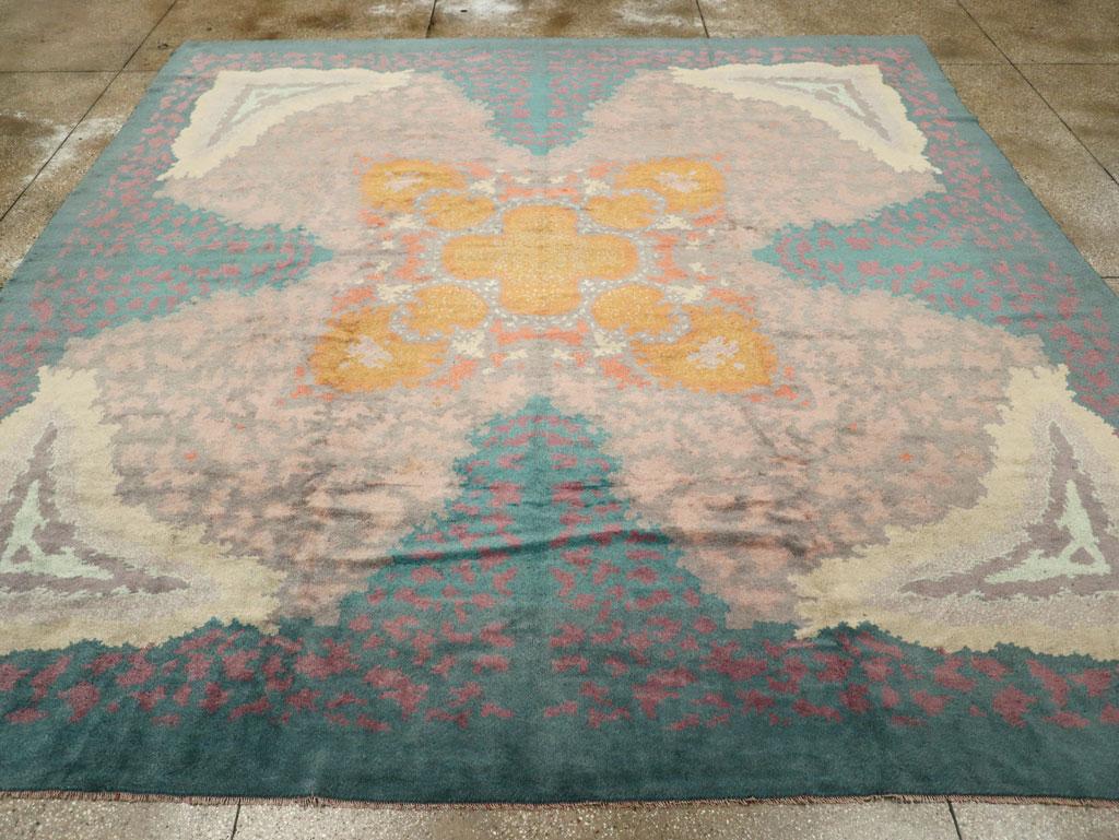 Ein antiker französischer Art-Déco-Teppich in quadratischer Raumgröße, handgefertigt im frühen 20. Jahrhundert.

Maße: 12' 5