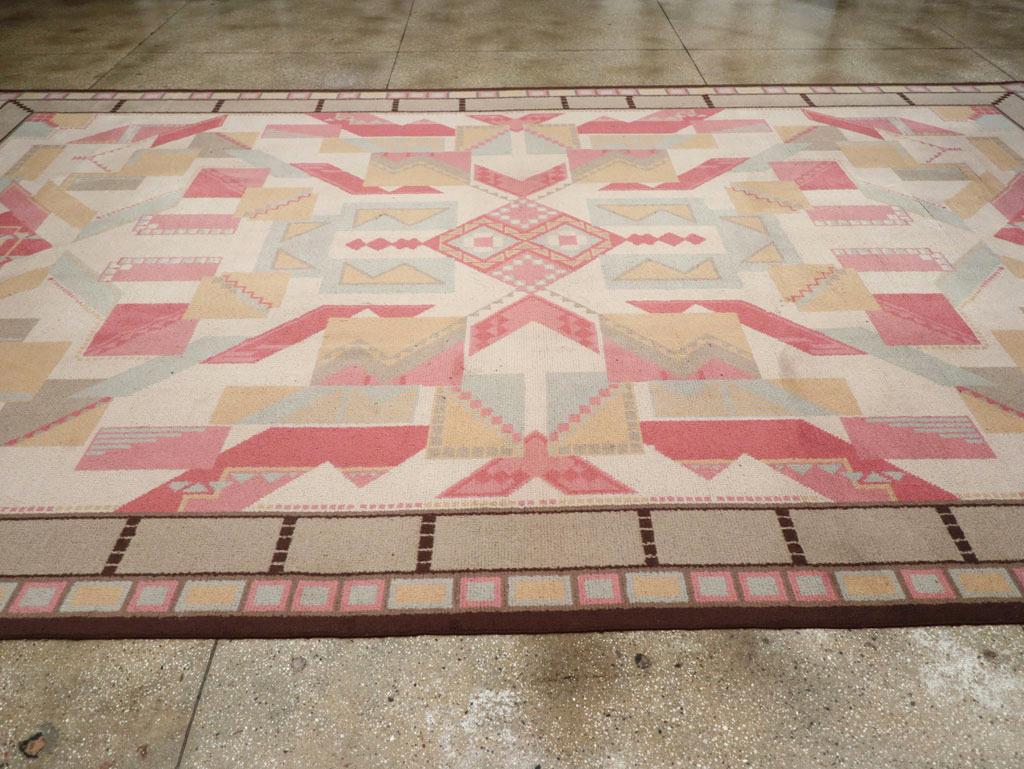 Early 20th Century Handmade Irish Art Deco Large Carpet In Excellent Condition For Sale In New York, NY