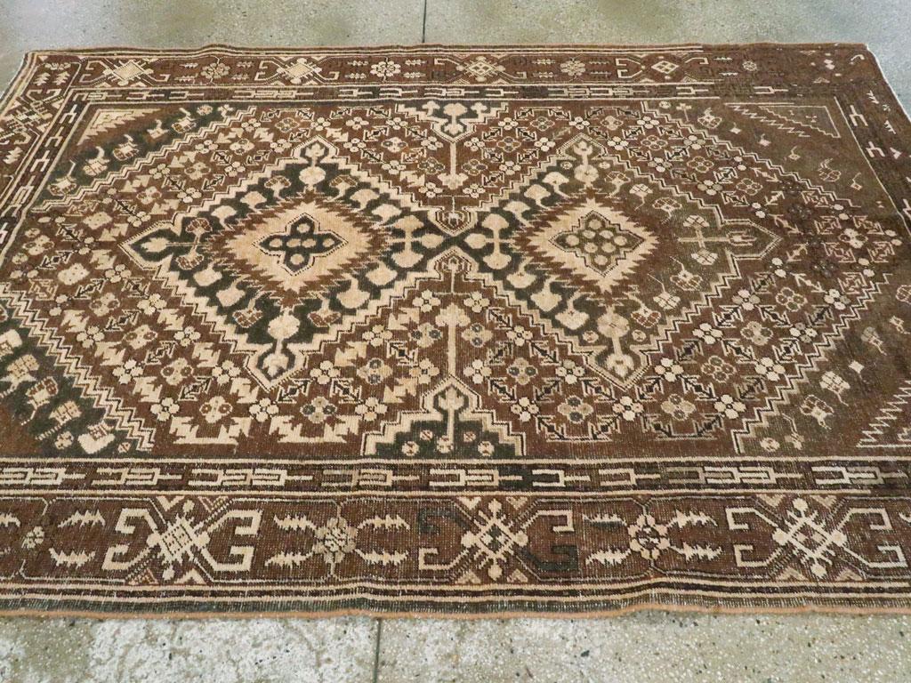 Lana Tappeto d'accento Khotan fatto a mano all'inizio del XX secolo in marrone in vendita