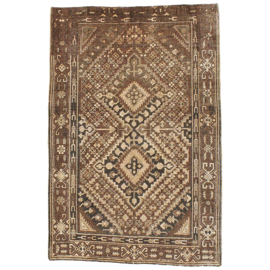 Handgefertigter Khotan-Akzentteppich in Braun aus dem frühen 20. Jahrhundert