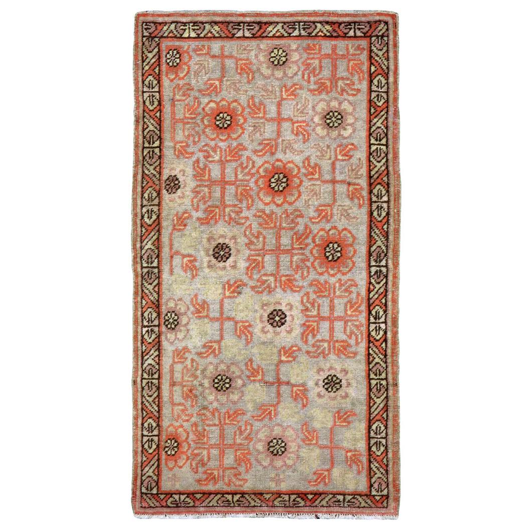 Tapis Khotan Scatter du début du 20e siècle fait à la main en corail et gris en vente