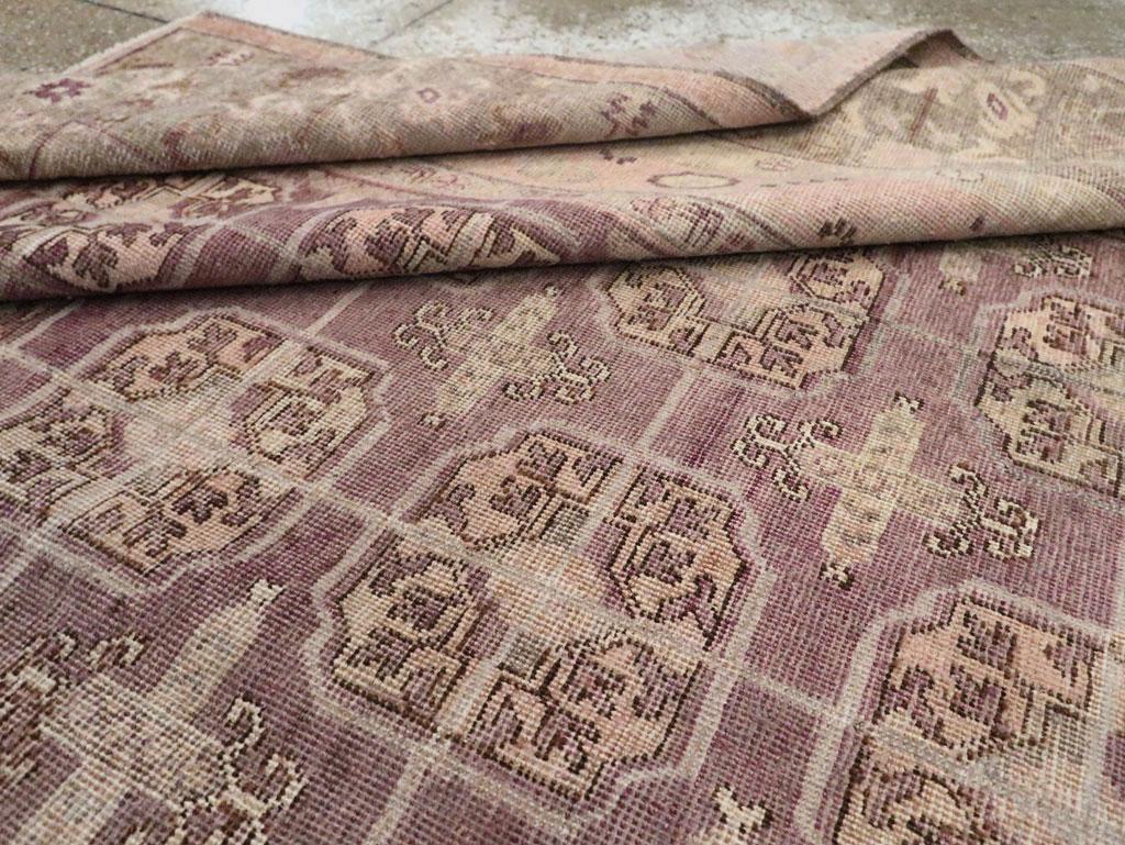 Tapis carré Khotan vert et violet du début du XXe siècle, fait à la main en vente 2