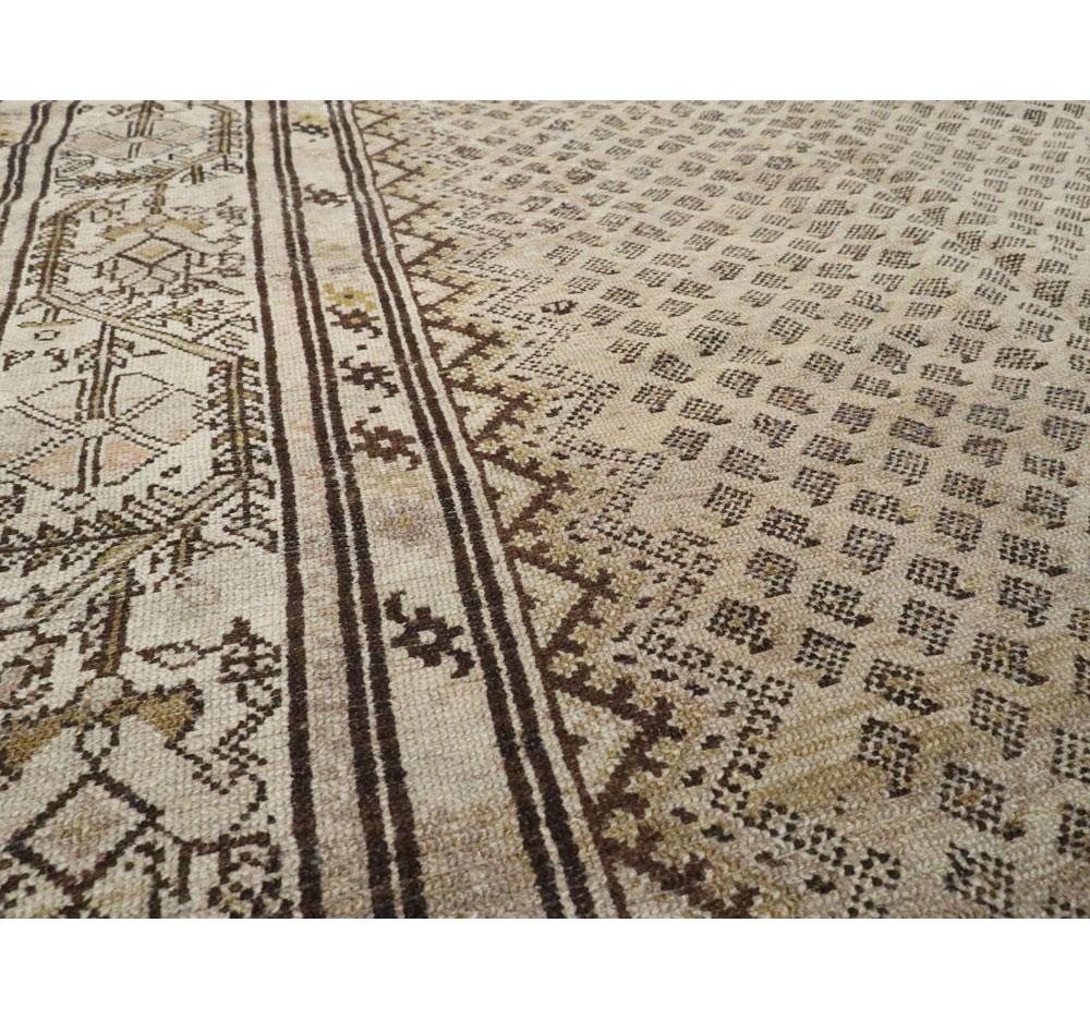 Early 20th Century Handmade Persian 5' x 9' Gallery Accent Rug in Neutral Tones In Good Condition For Sale In New York, NY