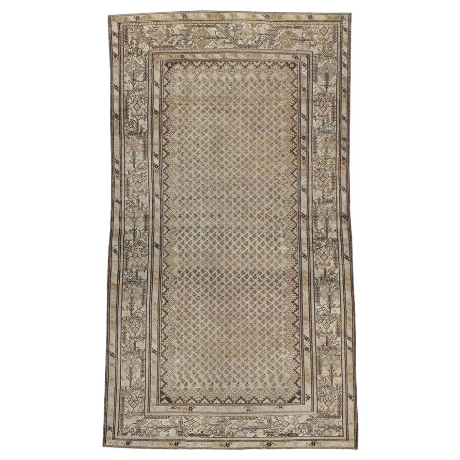 Tapis d'appoint Persan 5' x 9' dans des tons neutres:: fabriqué à la main au début du 20e siècle en vente